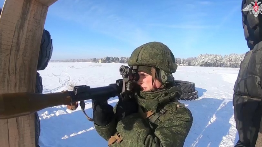 Lính Nga và Belarus phóng đạn B41, khai hỏa súng bắn tỉa trên tuyết trắng
